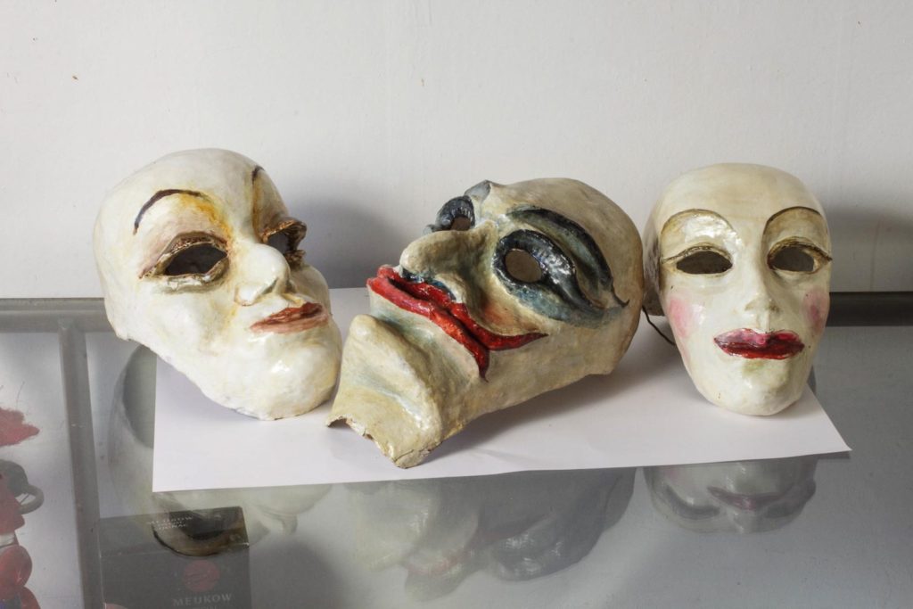 Три маски